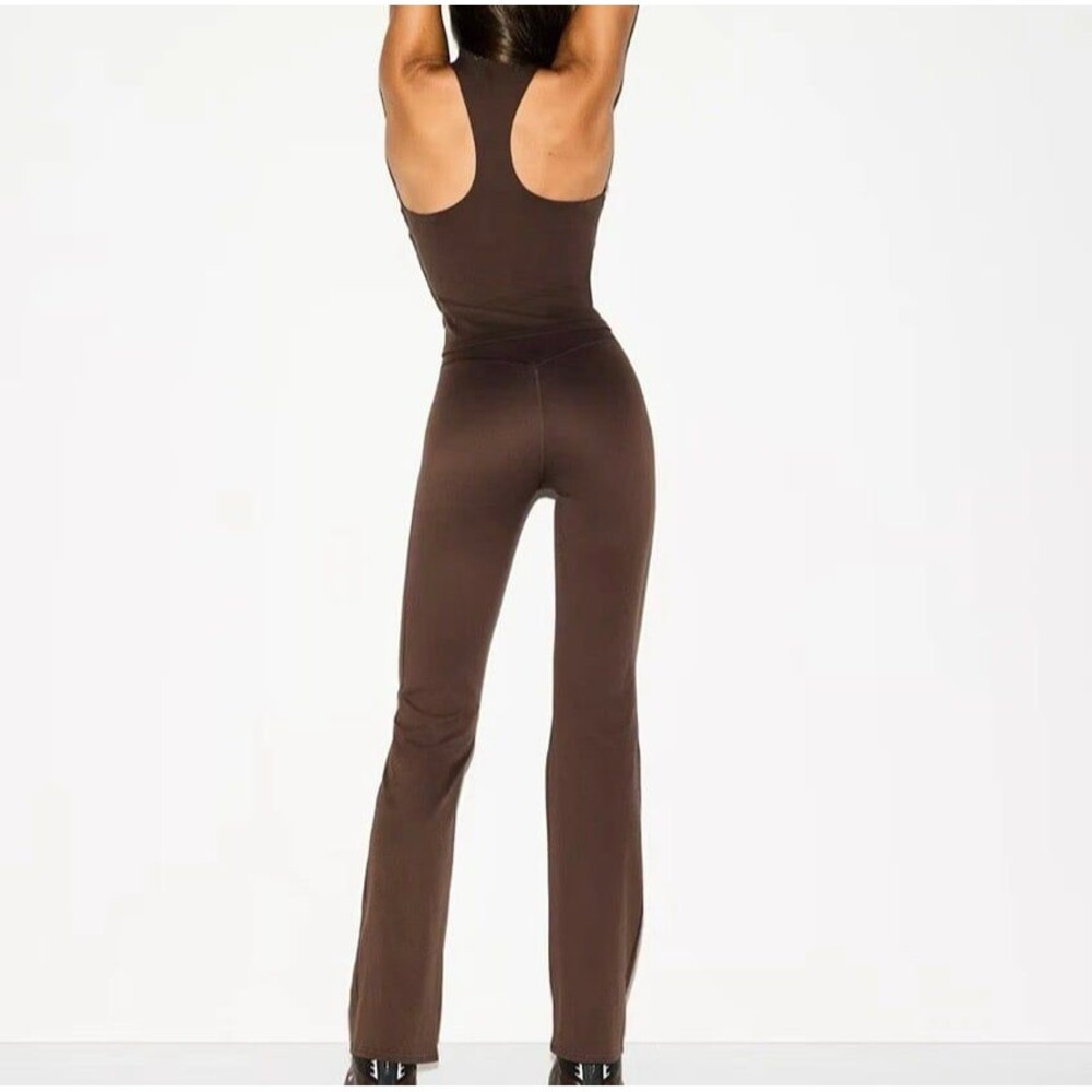 Nike Skims Matte Slim Flare Legging - Picture 4 of 7